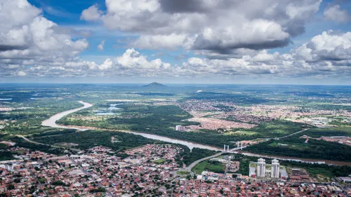 Vista aérea da cidade de Cuiabá e do rio Cuiabá, Mato Grosso (© Lucas Ninno/Getty Images)