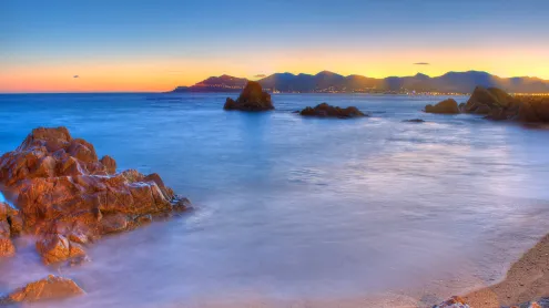 Baie de Cannes au crépuscule, Côte d'Azur (© Jean-Pierre Pieuchot/Getty Images)