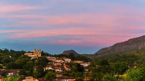 Vista aérea ao nascer do sol em Tiradentes, Minas Gerais (© Martinelli73/iStock/Getty Images Plus)