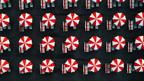 Ombrelloni simmetrici visti dall'alto, Massa, Toscana (© Abstract Aerial Art/DigitalVision)