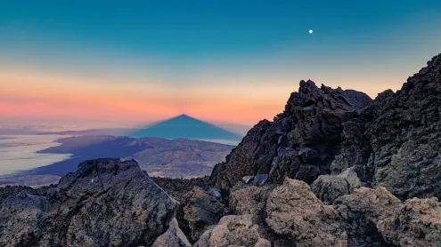 Atardecer en el Parque Nacional del Teide, Santa Cruz de Tenerife, España (© DiegoJose/Adobe Stock)