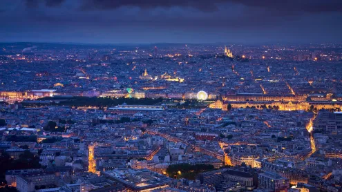 Vue aérienne de Paris au crépuscule avec le Jardin des Tuileries, le Louvre et le Sacré-Cœur de Montmartre (© Francois Roux/Alamy Stock Photo)