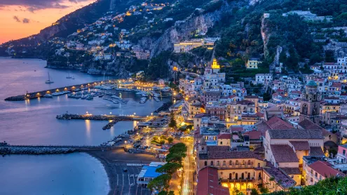 Vista di Amalfi, Salerno, Campania (© elxeneize/iStock/Getty Images Plus)