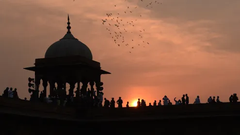 Muslims gather to offer prayers during Eid al-Fitr at Jama Masjid in New Delhi (© MONEY SHARMA/Getty Images)