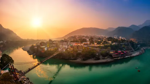 Lakshman Jhula, Rishikesh, Uttarakhand (© tscreationz/Shutterstock)
