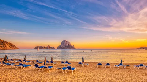 Bahía de Cala D'hort, Ibiza, España (© Juergen Sack/Getty Images)