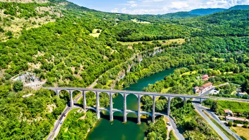 Viaduc de Cize-Bolozon enjambant la rivière d’Ain, Auvergne-Rhône-Alpes (© Leonid Andronov/Getty Images)