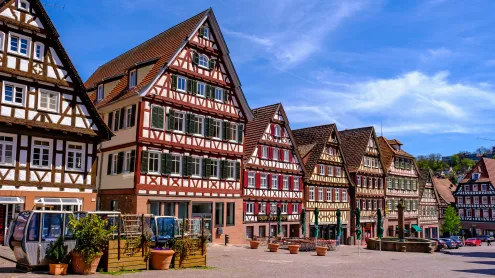 Historische Fachwerkhäuser am Marktplatz, Calw, Baden-Württemberg (© imageBROKER/Getty Images)