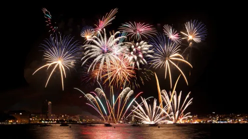 Fuegos artificiales en Palamós, Gerona, Cataluña, España (© Nigel Perrin/Getty Images)