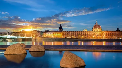 Vue nocturne depuis le Rhône sur la ville de Lyon avec le Grand Hôtel-Dieu et la cathédrale de Fourvière, France (© Frédéric Prochasson/Getty Images)