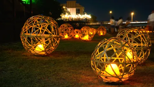 鴨川河川敷に灯る風鈴灯, 京都市 (© Kaoru Hayashi/Getty Images)