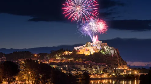 Feu d'artifice du 14 juillet au-dessus de la citadelle de Sisteron au crépuscule, Provence (© francois-roux/Getty Images)