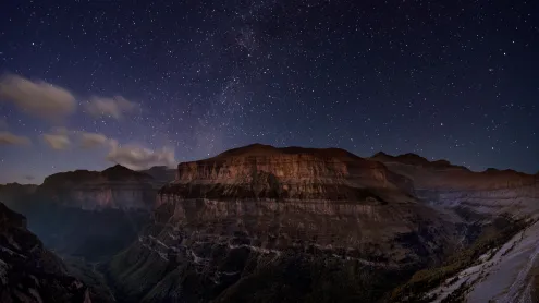 Noche estrellada en el Valle de Ordesa, Aragón, España (© Inigo Cia/Getty Images)