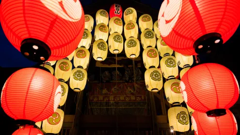 提灯の灯りに照らされた南観音山, 京都市 (© Route16/Adobe Stock)