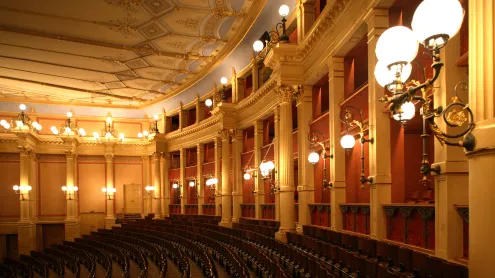Innenansicht des Bayreuther Festspielhauses, Bayreuth, Bayern (© Bruce Yuanyue Bi/Getty Images)