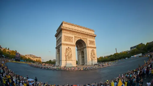 Le peloton du Tour de France 2019, Arc de Triomphe du Tour de France, Paris (© Kiran Ridley/Getty Images)