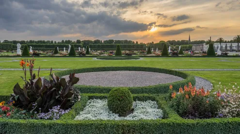 Herrenhäuser und Gärten am Abend, Hannover, Niedersachsen (© Westend61/Getty Images)