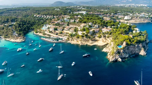 Vista aérea de villas y yates cerca de Portals Vells, Palma de Mallorca, Mallorca, España (© Westend61/Getty Images)