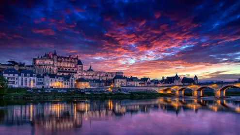 Château royal d'Amboise dans la vallée de la Loire, France (© iStock/Getty Images Plus/StockPhotoAstur)