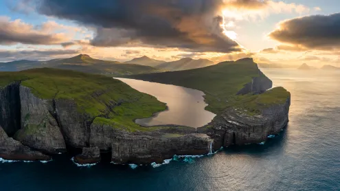 Sørvágsvatn lake, island of Vágar, Faroe Islands, Denmark (© Anton Petrus/Getty Images)