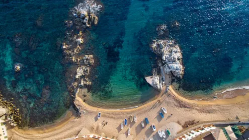 Vista aérea de Port Bo de Calella en la costa de Palafrugell, Gerona, Cataluña, España (© AlexKazachok2/iStock/Getty Images Plus)