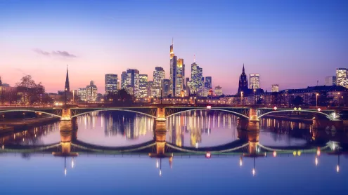 Frankfurter Skyline im violetten Licht und Alte Brücke, Frankfurt am Main, Hessen (© diegograndi/iStock/Getty Images Plus)