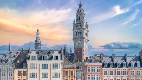 Le beffroi de la Chambre de Commerce, Lille, Hauts-de-France (© Wirestock/Getty Images)