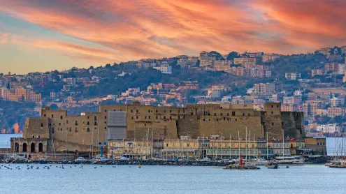 Castel dell’Ovo, Baia di Napoli, Napoli, Campania (© florin1961/iStock)