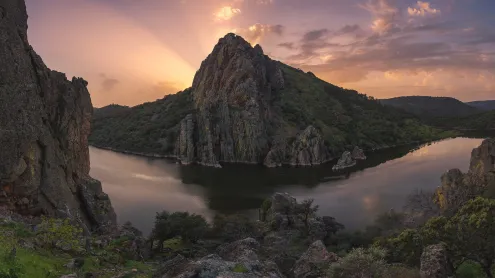 Geierfelsen (Peña Falcon) am Fluss Tajo im Nationalpark Monfragüe, Spanien (© Daniel Viñé Garcia/Getty Images)