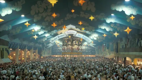 Hacker-Festzelt auf dem Oktoberfest, München, Bayern (© Westend61/Getty Images Plus)
