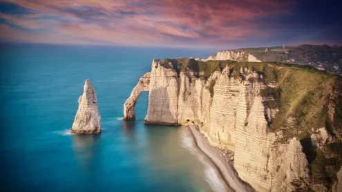 L’aiguille et la Porte d’Aval, falaises d’Étretat, Normandie (© Luis Henrique Boucault/Getty Images)
