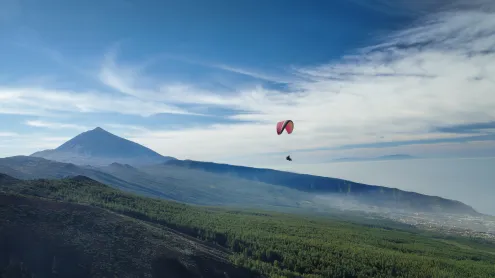 Parapente sobre el Parque Nacional del Teide, Tenerife, Islas Canarias, España (© Rafal Michal Gadomski/ShutterStock)