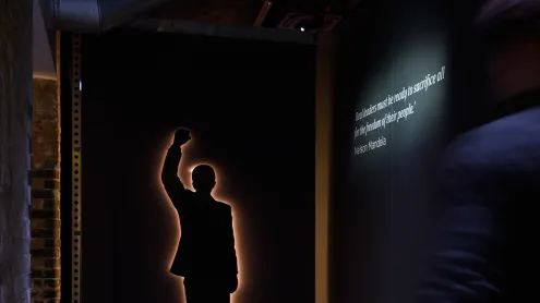 Silhouette of former South African President Nelson Mandela, 26 Leake Street, London, 2019 (© Leon Neal/Getty Images)