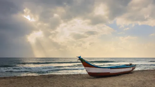 Fishing boat on a beach in Mamallapuram, Tamil Nadu (© Danielrao/Getty Images)