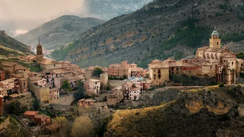 Pueblo medieval de Albarracín al amanecer, Teruel, Aragón, España (© Domingo Leiva/Getty Images)