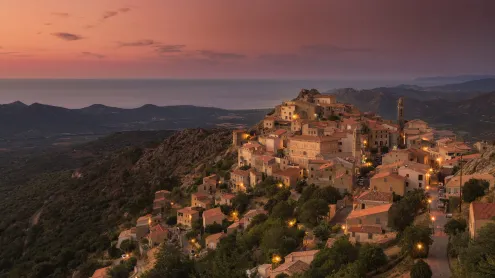 Lumière du soir sur le village de Speloncato, Corse (© joningall/Getty Images)