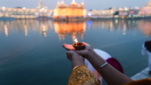 A diya at the Golden Temple during Diwali, Amritsar, India (© EyeEm Mobile GmbH/Getty Images)