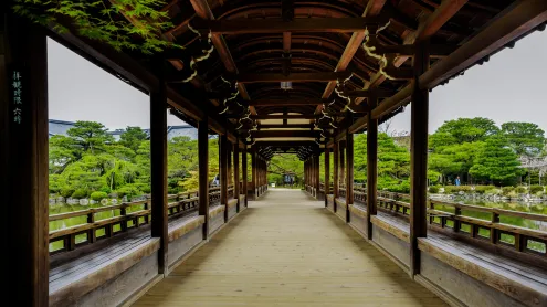 平安神宮の泰平閣, 京都府 京都市 (© Trevor Chriss/Alamy)