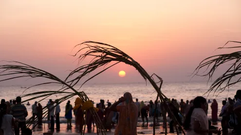 People worshipping the sun on Chhath, at Juhu Beach, Mumbai, Maharashtra (© Dinodia Photo/Getty Images)