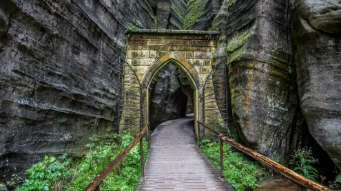 The Gothic Gate in the Adršpach-Teplice Rocks, Czechia (© Kseniya_Milner/Getty Images)