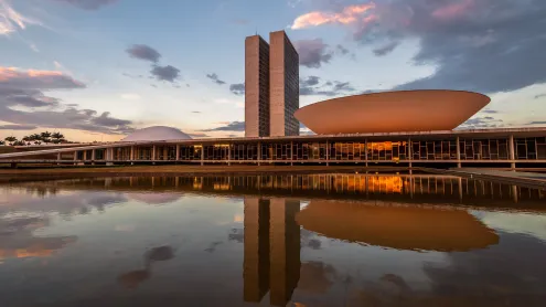 Congresso Nacional ao pôr do sol, Brasília, Distrito Federal (© Diego Grandi/Shutterstock)