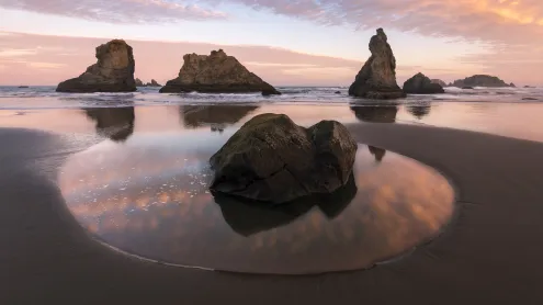 Sea stacks of Bandon Beach in Bandon, Oregon (© Grant Ordelheide/TANDEM Stills + Motion)