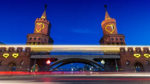 Herzen auf den Türmen der Oberbaumbrücke, Berlin (© fhm/Getty Images)