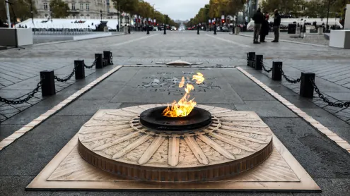 Tombe du soldat inconnu sous l’Arc de Triomphe à Paris lors des commémorations du 11 novembre (© Ludovic Marin/Getty Images)