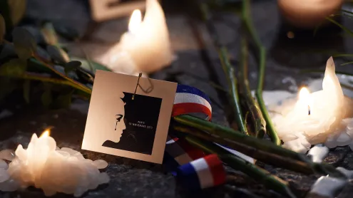 Mémorial éphémère en hommage aux victimes des attentats de Paris, Vieux-Port, Marseille (© Anne-Christine Poujoulat/Getty Images)