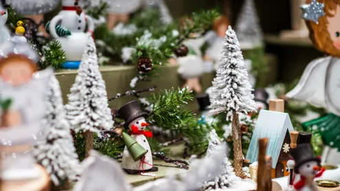 Décorations artisanales d’un marché de Noël (© 31etc/Adobe Stock)