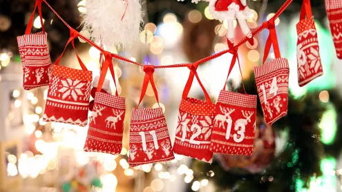 Adventskalendersäckchen mit süßen Überraschungen (© wideonet/Getty Images)