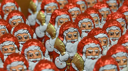 Schokoladennikoläuse in einem Supermarktregal (© hydebrink/Shutterstock)