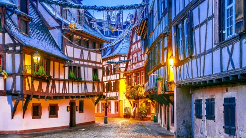 Marché deNoël dans le quartier historique de la Petite France, Strasbourg, Alsace (© Alpineguide/Alamy)