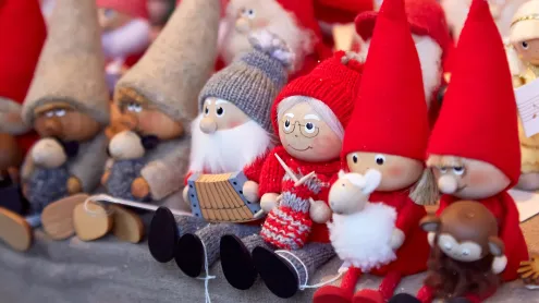 Handmade gnomes at a Christmas market (© Veronika Seppanen/Shutterstock)